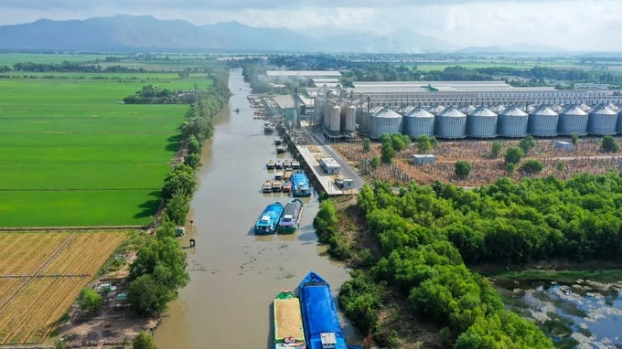 Secretary of the Department of Agriculture of the Philippines is impressed by Hanh Phuc Rice Mill